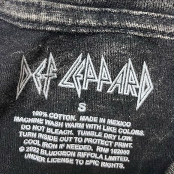 Def Leppard High N Dry Graphic T-shirt Women Small Black Acid Wash Short Sleeve - Picture 4 of 5
